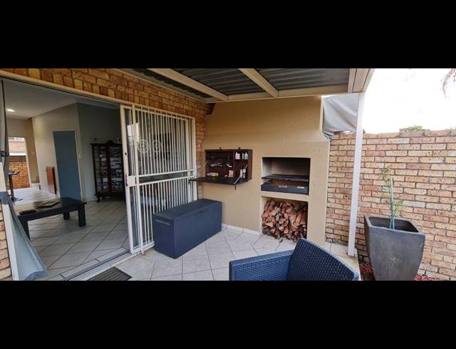 2 BEDROOM TOWNHOUSE FOR SALE IN AMBERFIELD RIDGE
